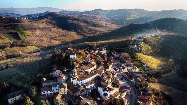 Volpeglino dal drone, valle Curone, Alessandria, Piemonte, Italia