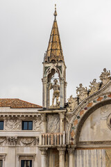 Obraz premium Italy, Venice. Piazza San Marco. Basilica di San Marco. Detail of statues along the roof.