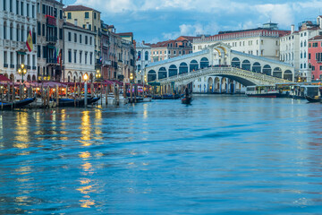 Naklejka premium Italy, Venice. Rialto Bridge, the oldest bridge on the Grand Canal.