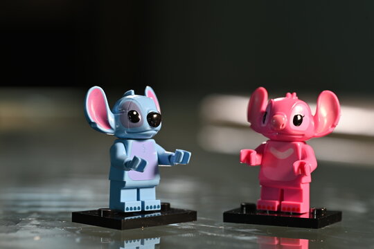 Stitch rosa y azul figura de lego Disney
