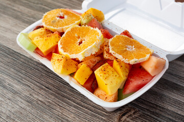 A view of a container of pico de gallo de frutas.