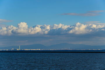 Obraz premium 神戸市東灘区の六甲アイランドマリンパークより大阪湾と大阪南港をのぞむ