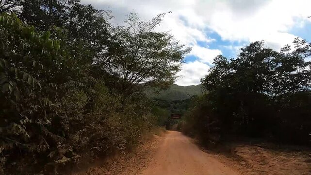 Time lapse dirigindo por estrada rural na cidade de Alto Paraiso de Goi&aacute;s, regi&atilde;o da Chapada dos Veadeiros, Estado de Goi&aacute;s, Brasil