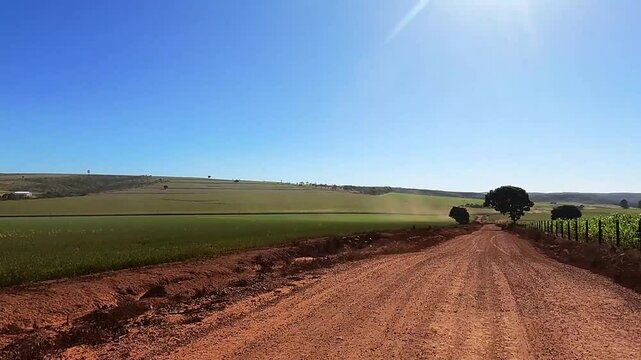 Time lapse dirigindo por estrada rural na cidade de Alto Paraiso de Goi&aacute;s, regi&atilde;o da Chapada dos Veadeiros, Estado de Goi&aacute;s, Brasil