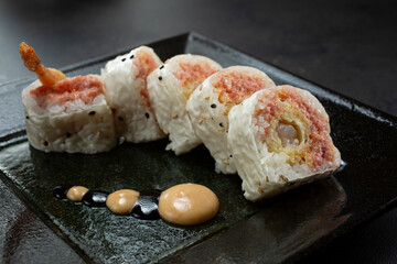 A view of a snow crab roll.