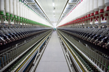 Obraz premium Mechanical equipment in spinning mill operation