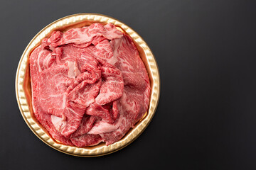 黒背景にすき焼き用の牛肩ロース肉