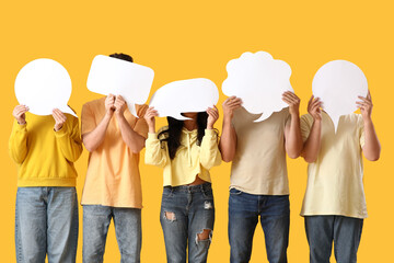 Naklejka premium Group of people with blank speech bubbles on yellow background