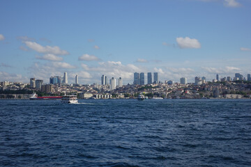 Obraz premium Enjoy the Magnificent View of Istanbuls Skyline from the Water