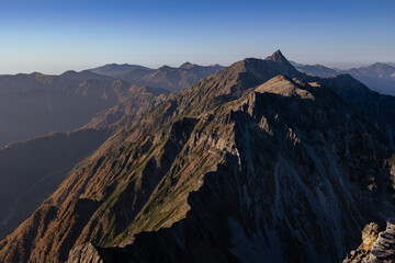 秋色に染まりし穂高の峰々
