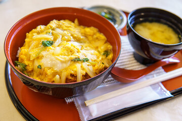 カツ丼　日本の丼物　和食イメージ