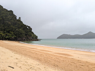 Obraz premium The rugged coast and beaches of the Abel Tasman Park in New Zealand