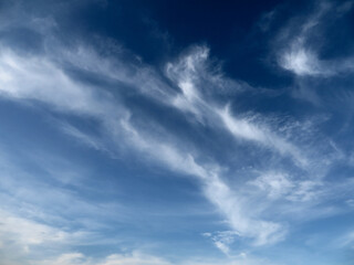 Obraz premium Sky Dancer: Flowing Cloud Patterns in a Clear Atmosphere in Dong Hoi, Quang Binh, Vietnam