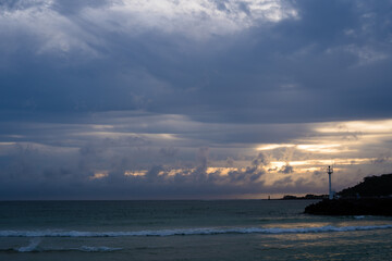 해 뜨는 아름다운 바닷가 풍경
