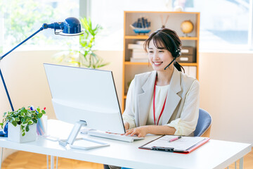 オフィスで働く女性のオペレーター