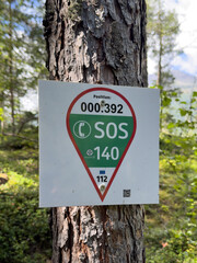 Notrufpunkt im Wald: SOS-Position 000.392 f&uuml;r schnelle Hilfe