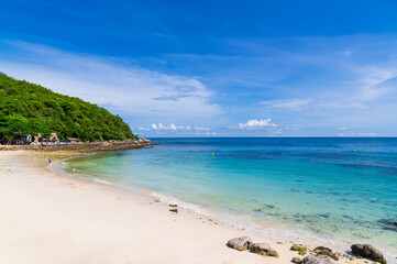 Fototapeta premium Tropical white sand beach and sea at sangwan beach on larn island, Pattaya City, Chonburi, Thailand