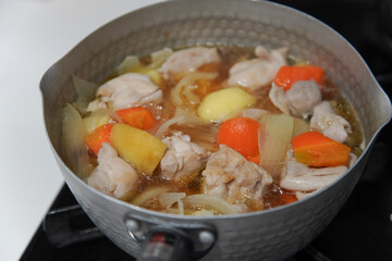 鶏じゃがを作る様子