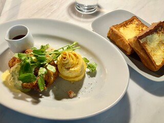 フライドチキンとスクランブルエッグ