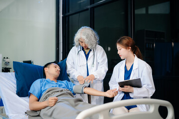 Obraz premium Doctors collaborating to provide patient care in a hospital, highlighting compassion, professionalism, and teamwork