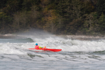 Fototapeta premium Sea kayaking at Hobuck Beach in the Olympic Peninsula in the northwest corner of Washington