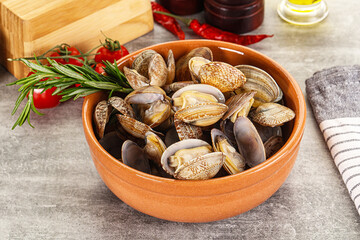 Raw vongole clams for cooking