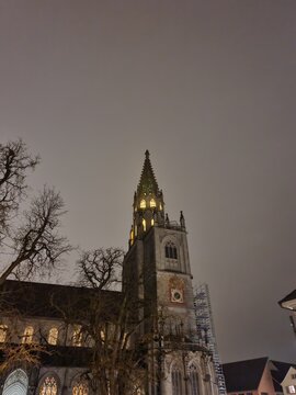 Konstanzer M&uuml;nster. Das r&ouml;misch-katholische Konstanzer M&uuml;nster, offiziell M&uuml;nster Unserer Lieben Frau, ist eine Basilica minor in Konstanz am Bodensee.