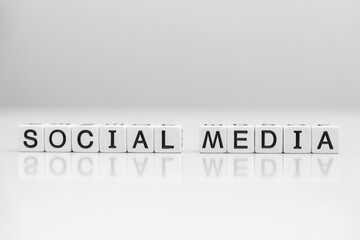 オールドメディアとソーシャルメディア（SNS)