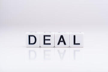 DEAL(取引）のアルファベットブロック文字