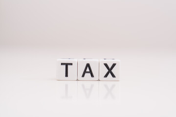 TAX(税金）の文字と電卓