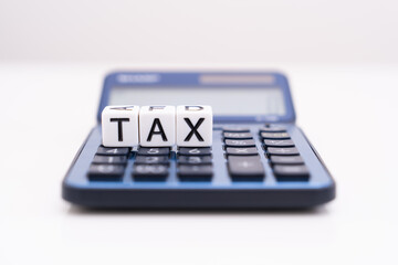TAX(税金）の文字と電卓