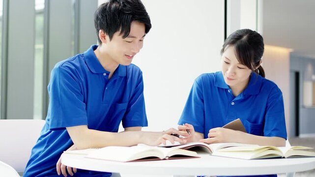 資格の勉強をする介護士