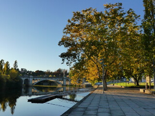 Couleurs d'automne en bord de fleuve