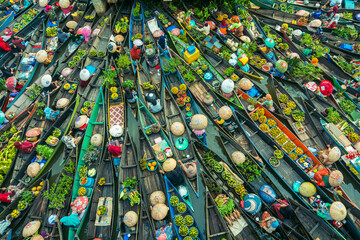 Obraz premium Traditional Floating Market Of Lok Ba'intan With Food, Fruit And Vegetables, Tourist Attraction In Borneo With Cultural Festival Event