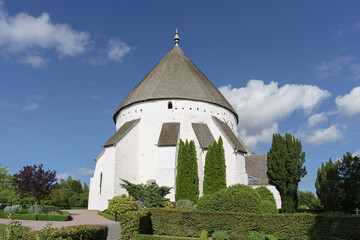 Weiße Rundkirche in  Østerlars auf der Insel Bornholm