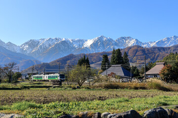 後立山連峰を背景に白馬村の初冬の風景を愛でる