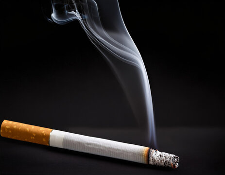 Close-up de un cigarrillo encendido y echando humo aislado sobre fondo negro