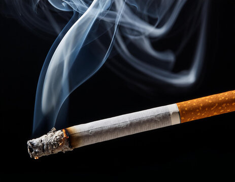 Close-up de un cigarrillo encendido y echando humo aislado sobre fondo negro