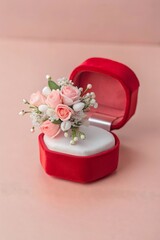 Bo&icirc;te &agrave; bagues avec bouquet de fleurs &eacute;panouies, parfaite pour les propositions romantiques.