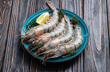 Raw big tiger ( king ) shrimps photography . Top view