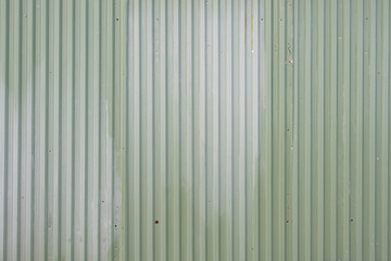 Pannello metallico usurato posto all'esterno come barriera o recinzione