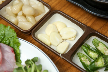 sliced ​​garlic on a plate