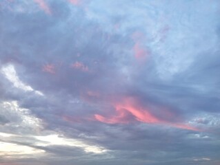 Obraz premium Colorful and peaceful sunset with red-tinted clouds. Natural background Concept 