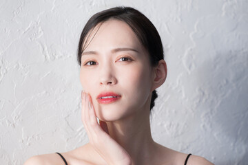 美しい美容のビューティーイメージ　カメラ目線　アンニュイな表情