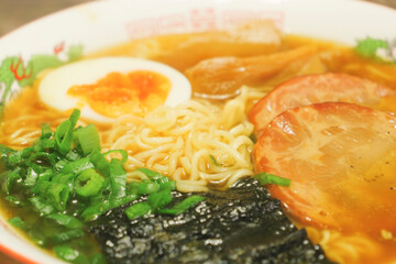  Retro-style ramen (noodle), an old popular home-style dish in Japan, red rice bowl