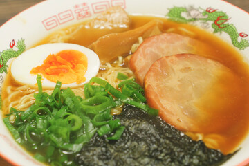  Retro-style ramen (noodle), an old popular home-style dish in Japan, red rice bowl