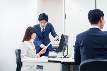 女性の上司から褒められるビジネスマン