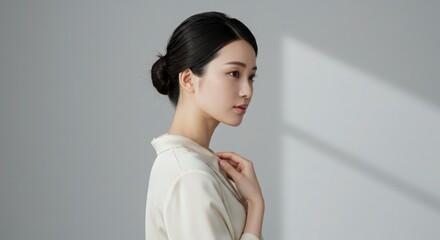 横顔の美しい日本人女性 ポートレート 白背景 光と影