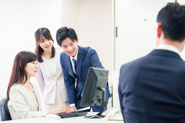 上司に報告をするビジネスパーソン