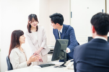 上司に報告をするビジネスパーソン